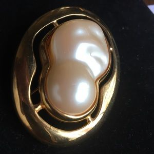 CLASSY VTG LES BENARD BROOCH